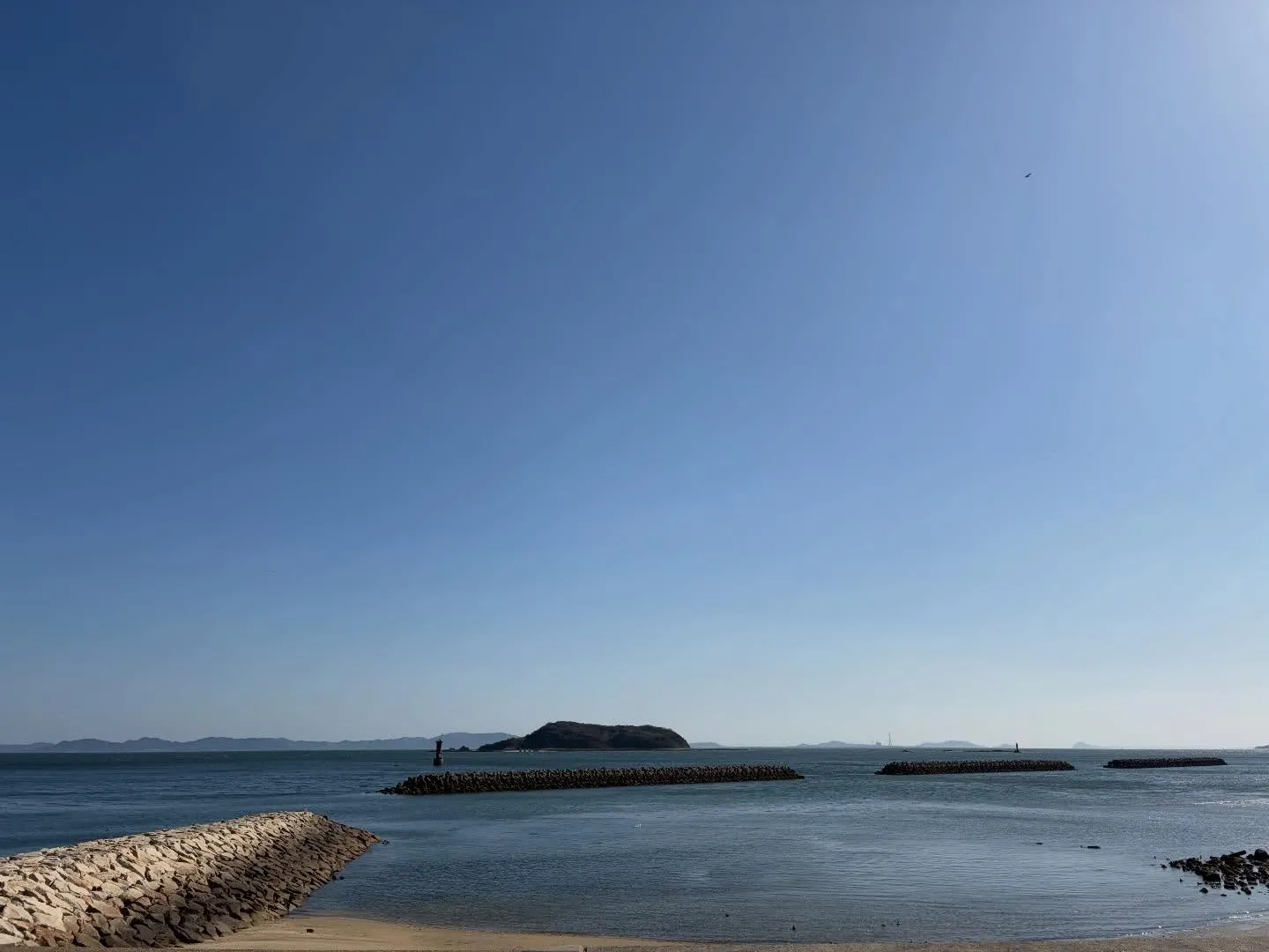 愛知県西尾市の吉良ワイキキビーチで、心地よい海風を感じながら...