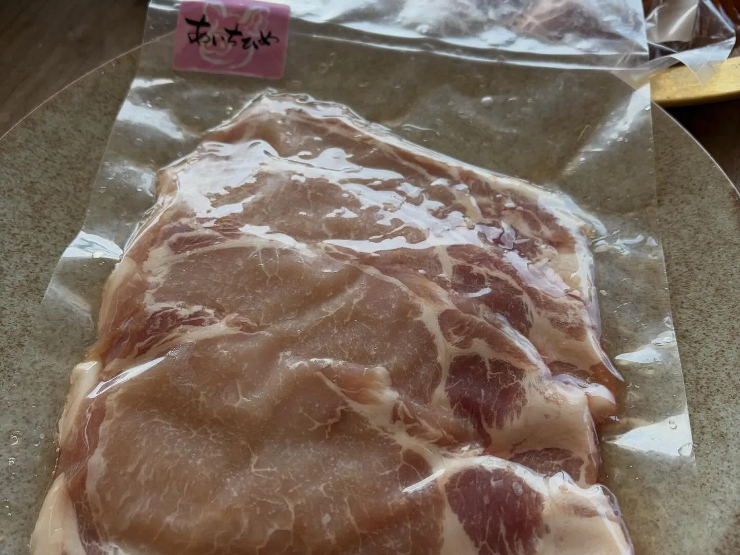 愛知県西尾市の吉良ワイキキビーチで、心地よい海風を感じながら...